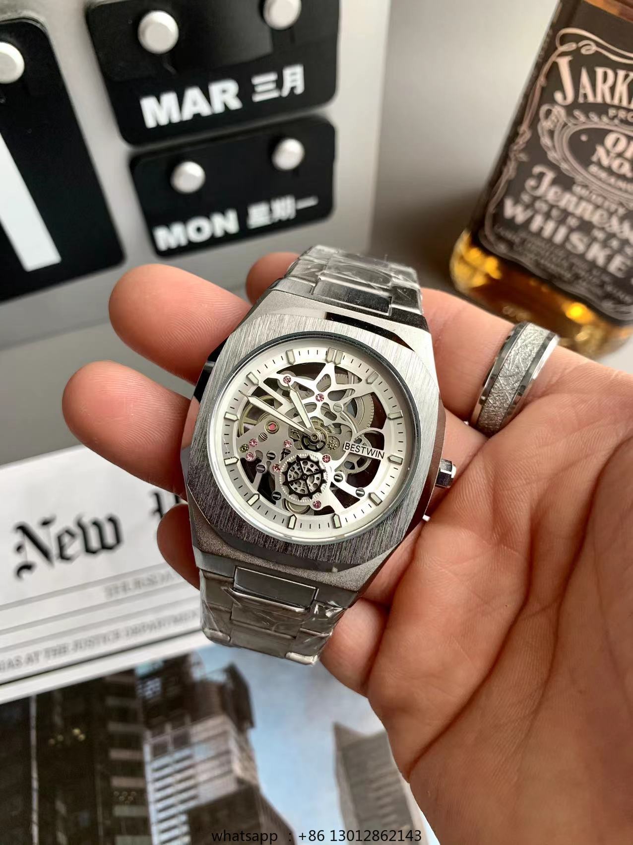 Luxury Watch Green - นาฬิกาข้อมือทรงสี่เหลี่ยมเล็ก ดีไซน์หรูหรา สีทองเขียว ควอตซ์ ไม่ใช้กลไก ตัวเรือนเหล็กกันน้ำ