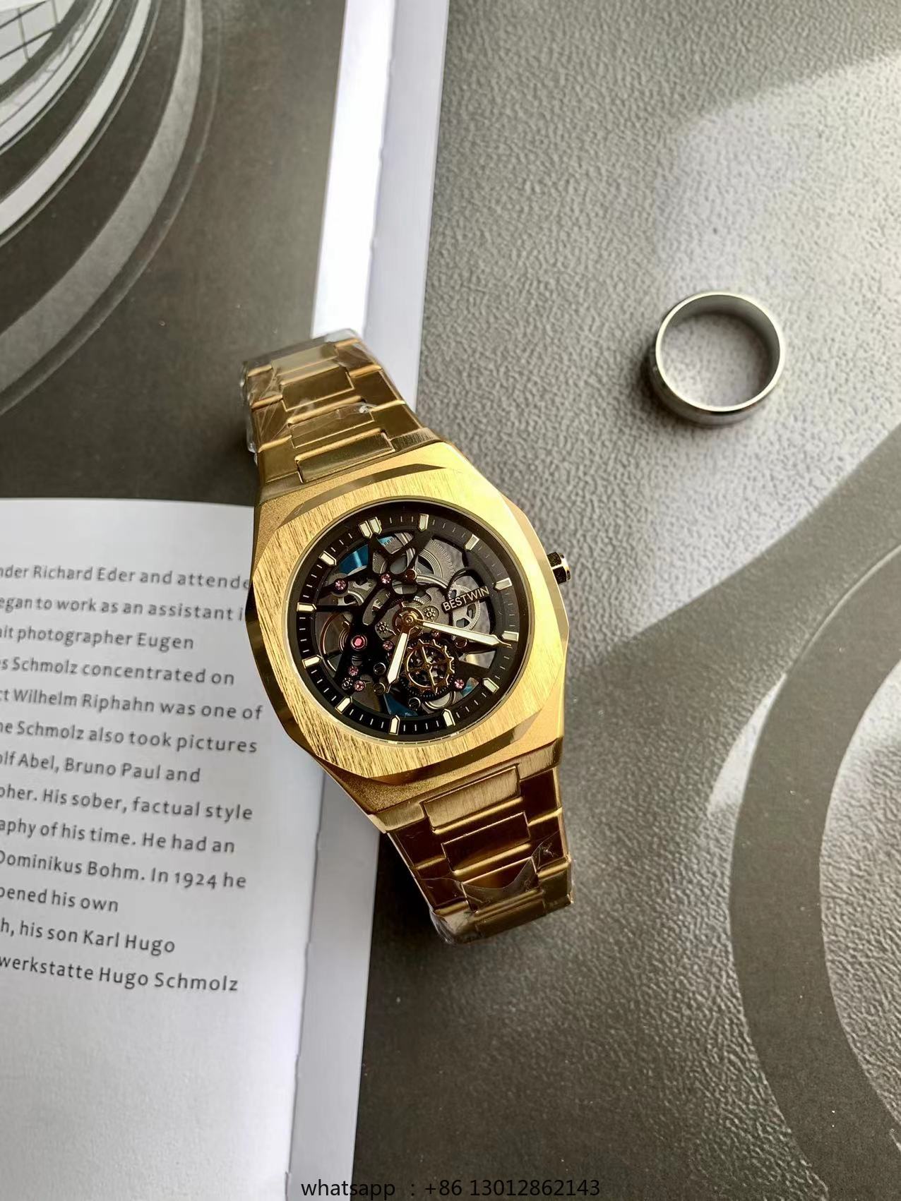 นาฬิกาข้อมือทรงสี่เหลี่ยมเล็ก  - Luxury Watch Green บทวิจารณ์และราคา